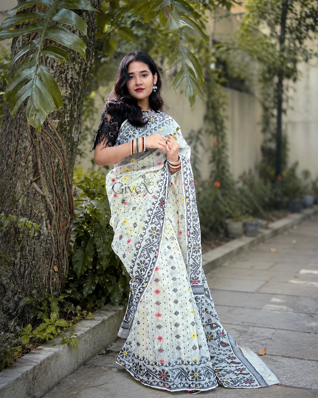 প্রিমিয়াম ব্ল্যাক অ্যান্ড হোয়াইট হাফ সিল্ক জামদানি শাড়ি